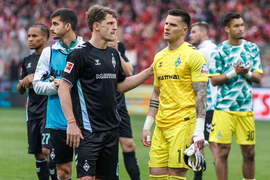 Enttäuschte Bremen-Profis nach dem Abpfiff