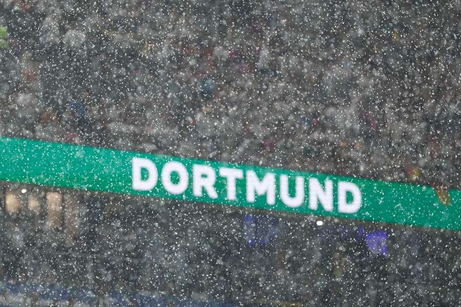 Chuva torrencial em Dortmund suspendeu o confronto por 25 minutos