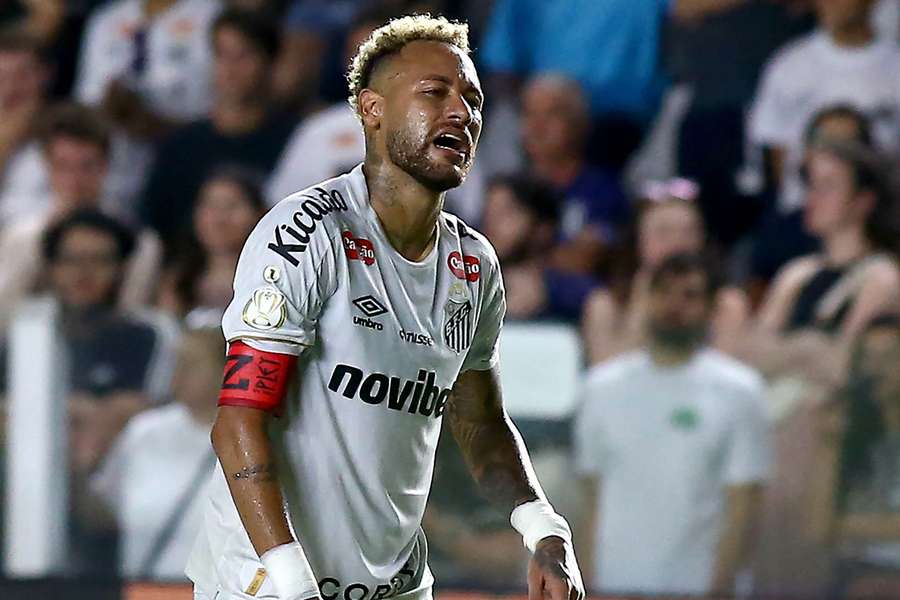 Neymar passou em branco contra o Coritiba, na Vila Belmiro