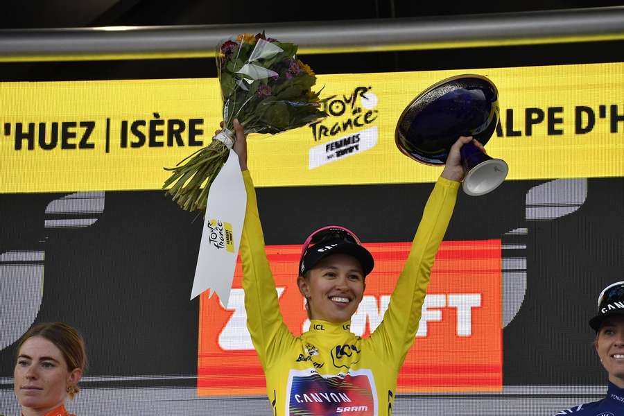 Katarzyna Niewiadoma świętująca zwycięstwo w Tour de France kobiet