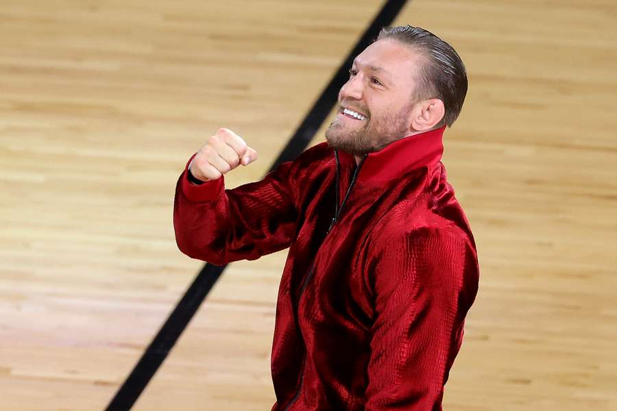 Conor McGregor var blandt andet på gulvet for at modtage publikums hyldest i løbet af den pågældende basketkamp.