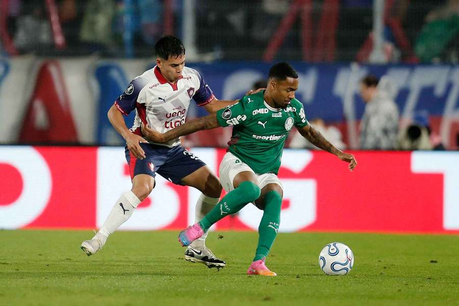 Allan v súboji v drese Palmeiras.