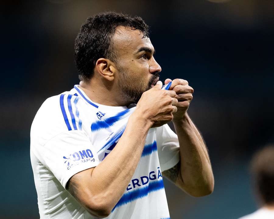 Fabrício Bruno beija o escudo do Cruzeiro Fabrício Bruno beija o escudo do Cruzeiro