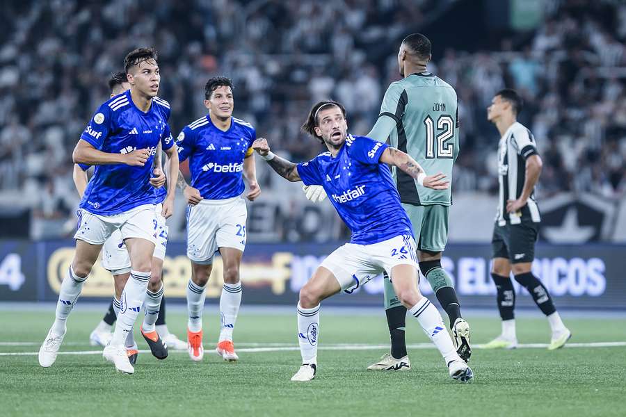 Lautaro Diaz celebra primeiro gol com a camisa do Cruzeiro