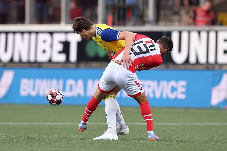 SC Cambuurs Roberts Uldrikis en FC Emmens Michael Heylen in duel tijdens de vorige ontmoeting op 11 augustus 2023