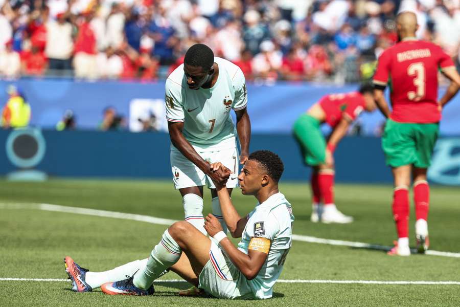 Dembélé ayuda a Mbappé a levantarse durante un partido del Mundial 2026 Dembélé ayuda a Mbappé a levantarse durante un partido del Mundial 2026