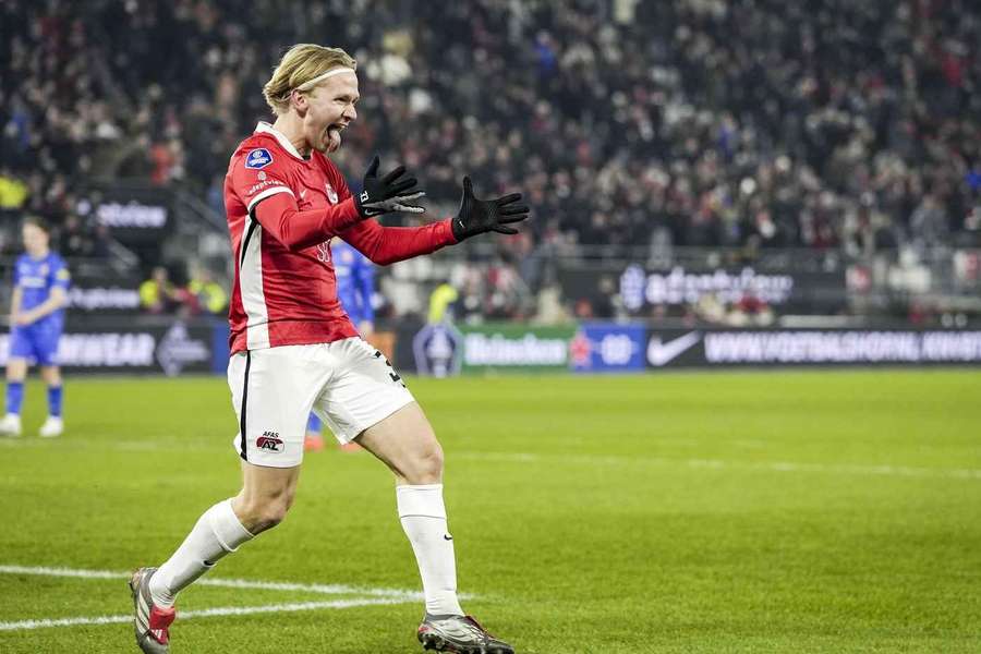 Matěj Šín se raduje z gólu v dresu Alkmaaru.