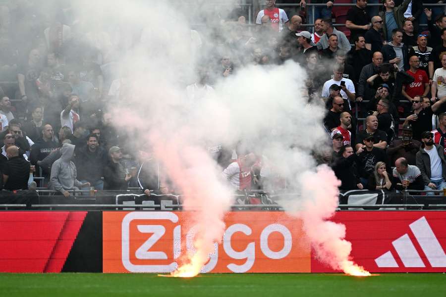 The derby between Ajax and Feyenoord was ended by the fans.