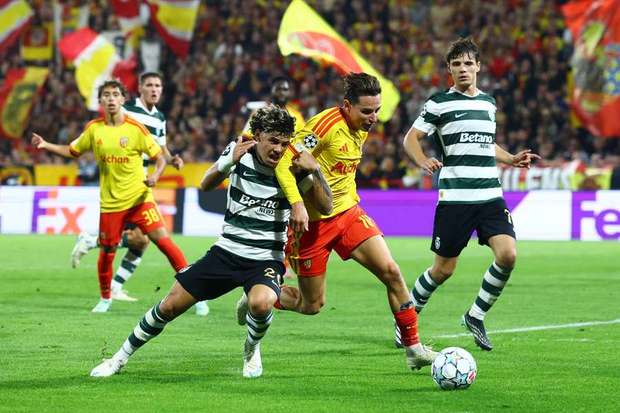 Maxi Araújo em ação na Liga dos Campeões diante do Lens