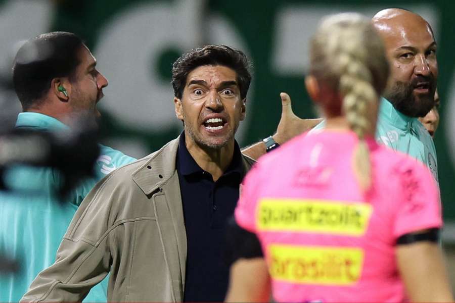 O treinador reclamou novamente da arbitragem O treinador reclamou novamente da arbitragem