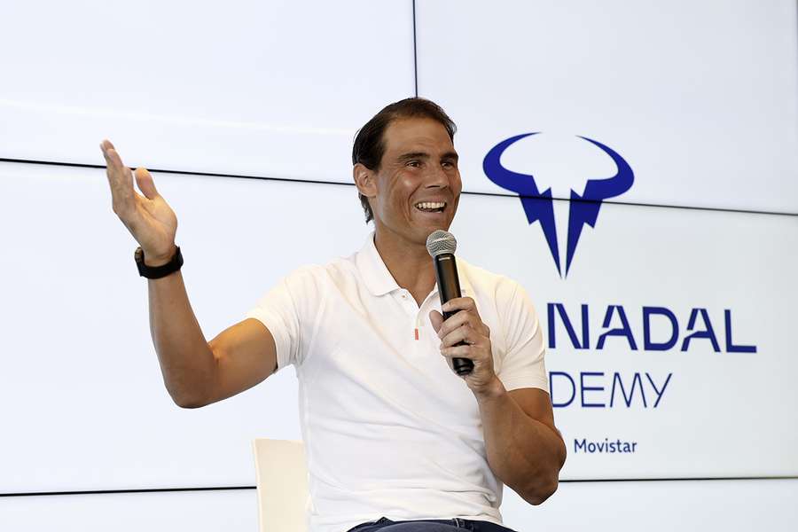 Nadal gebaart terwijl hij praat tijdens een persconferentie in Manacor