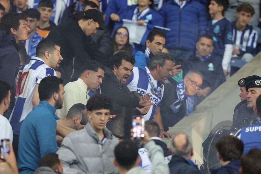 Confrontos entre adeptos do FC Porto e a polícia no Estádio do Dragão