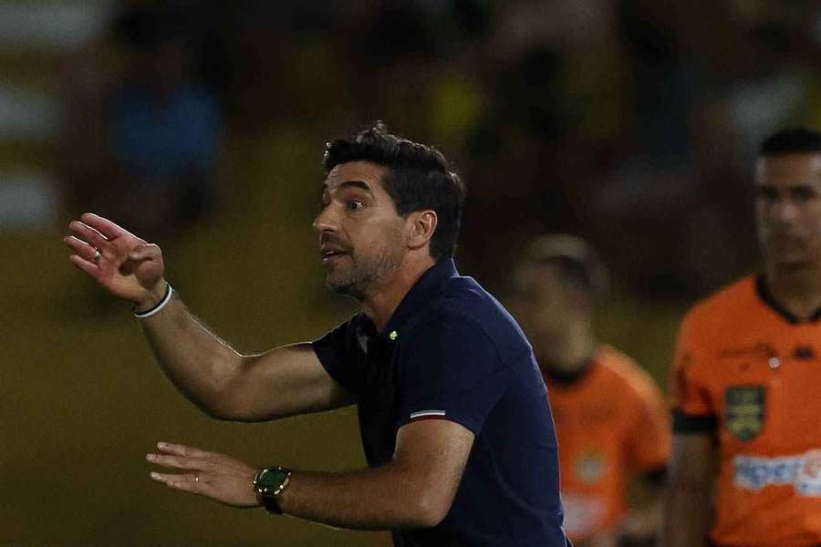 O treinador português disparou para todo lado na coletiva em Mirassol