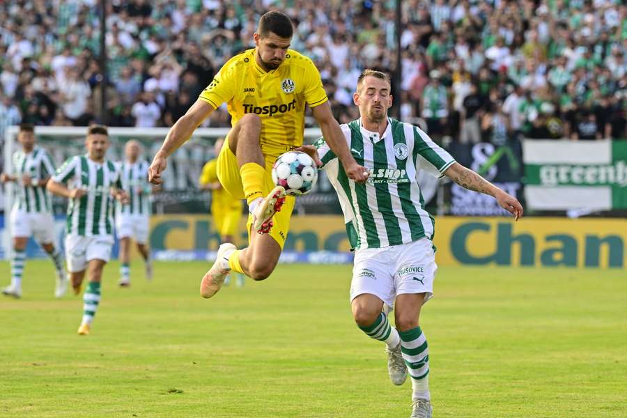 Filip Čihák z Hradce Králové a Roman Květ z Bohemians. Filip Čihák z Hradce Králové a Roman Květ z Bohemians.