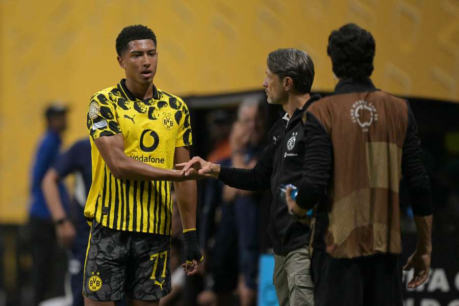 Jobe Bellingham é cumprimentado em saída do gramado