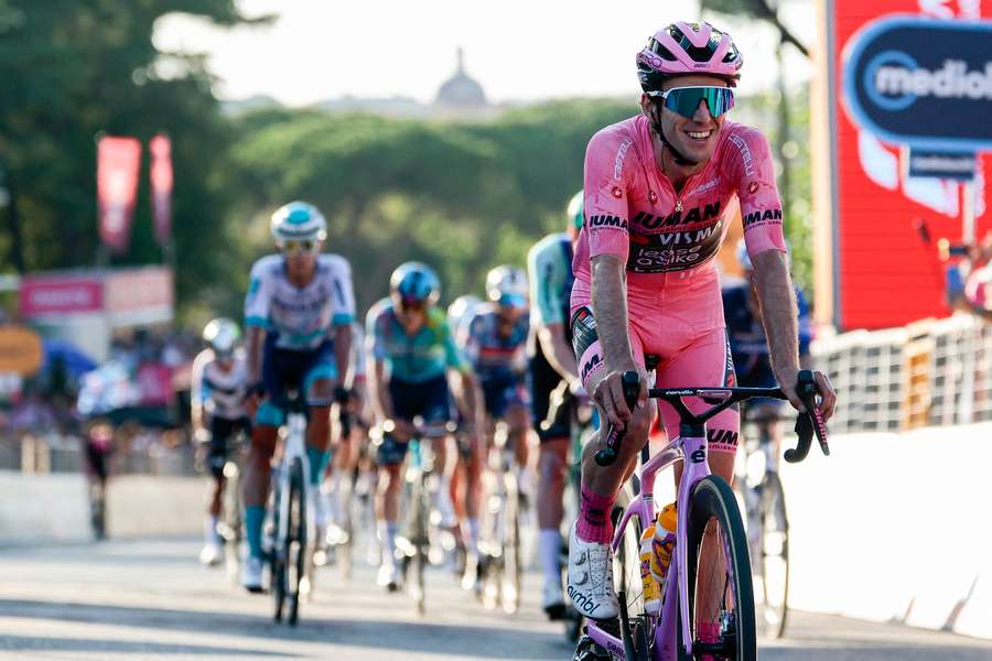 Simon Yates gewinnt erstmals den Giro d'Italia.