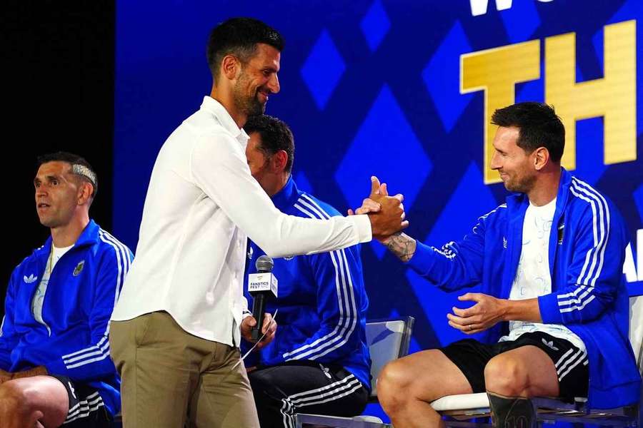 Djokovic (l.) und Messi beim Handschlag während des Fan-Events in New York Djokovic (l.) und Messi beim Handschlag während des Fan-Events in New York