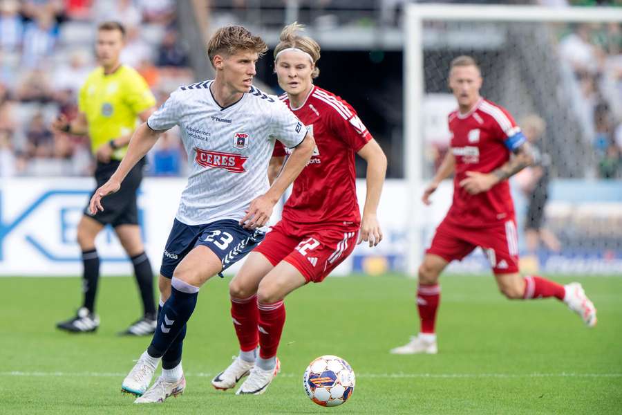 AGFs Thomas Kristensen i kamp med Lyngbys Andri Guojohnsen under superligakampen mellem AGF og Lyngby Boldklub