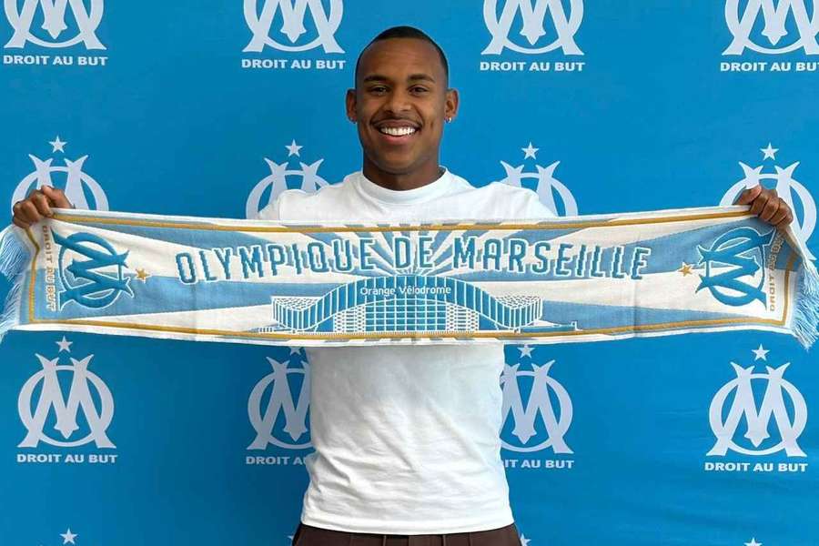 Igor Paixão est accueilli comme il se doit par les supporters de l'OM