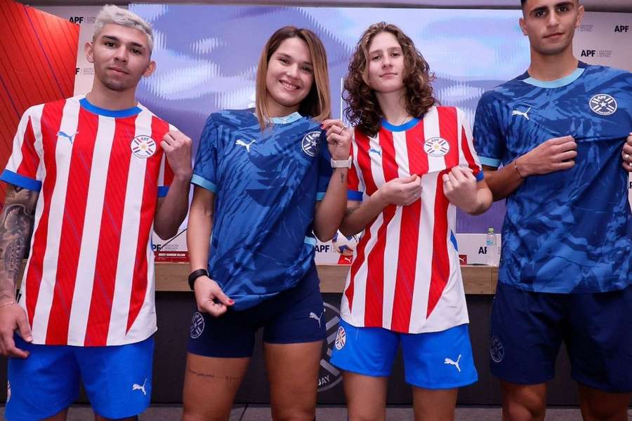 Équipe première (gauche) et réserve du Paraguay