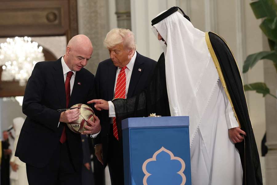 Donald Trump, junto a Gianni Infantino y Tamim bin Hamad al Thani (actual emir de Catar).