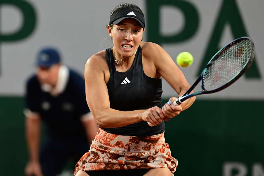 Jessica Pegula in actie tijdens ronde een op Roland Garros