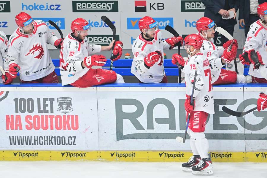 Libor Hudáček přijímá gratulace ke gólu.