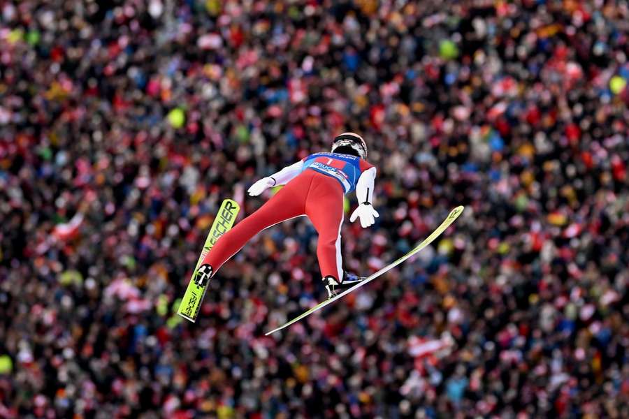 Jan Hörl fliegt zum Sieg in der Qualifikation von Innsbruck.