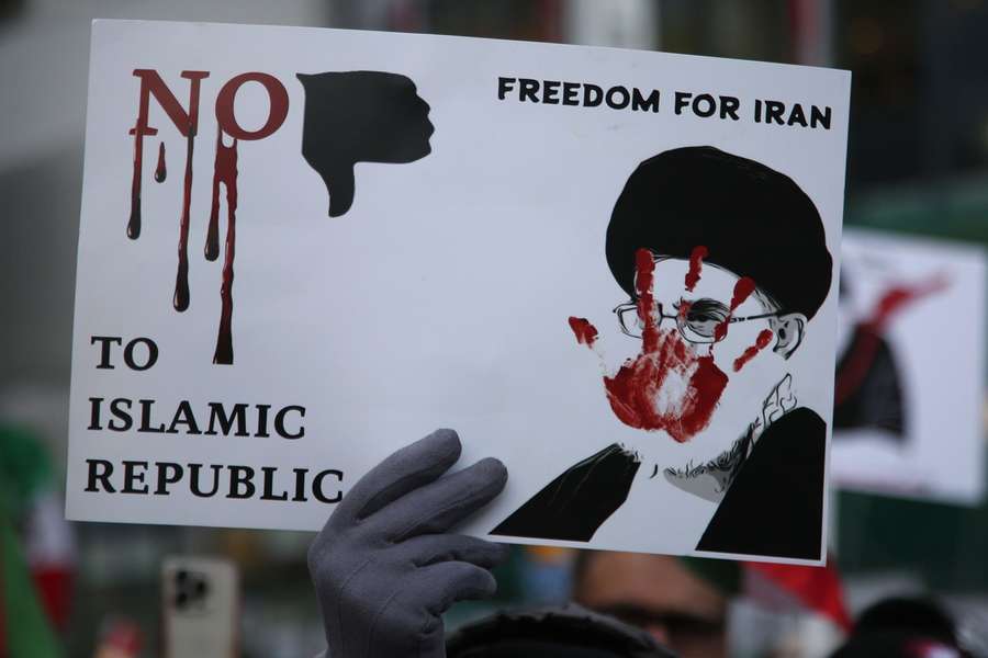 "Libertad para Irán", puede leerse