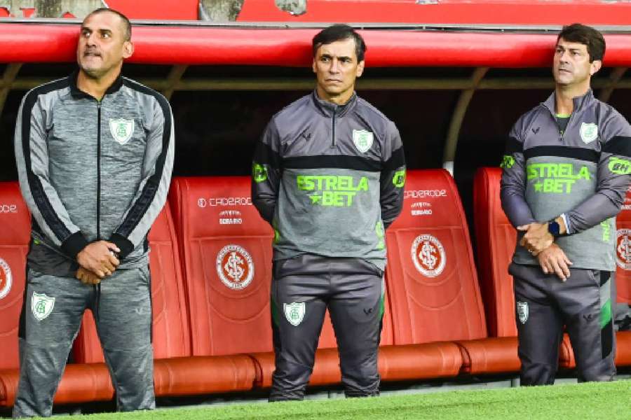 Bustos (centro) e sua comissão não conseguiram impedir a queda do América-MG