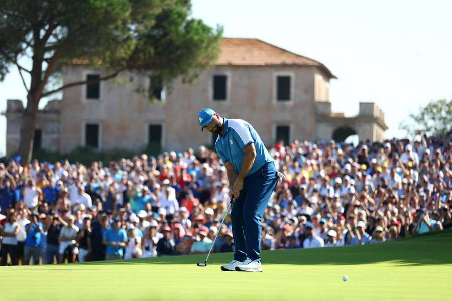 O espanhol Jon Rahm e o seu parceiro Tyrrell Hatton acenderam o pano azul com uma vitória por 4-3 sobre Scottie Scheffler e Sam Burns