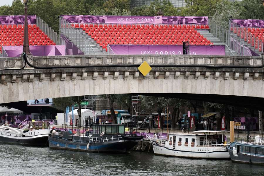 Preparativos na margem do Rio Sena para a tão aguardada cerimônia de abertura dos Jogos Olímpicos