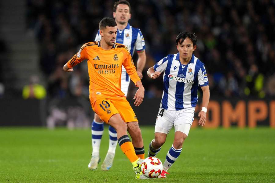 Ceballos, con el balón controlado ante la presión cercana de Take Kubo
