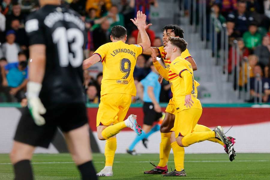 Gavi, Lewandowski y Koundé festejan un gol del Barça