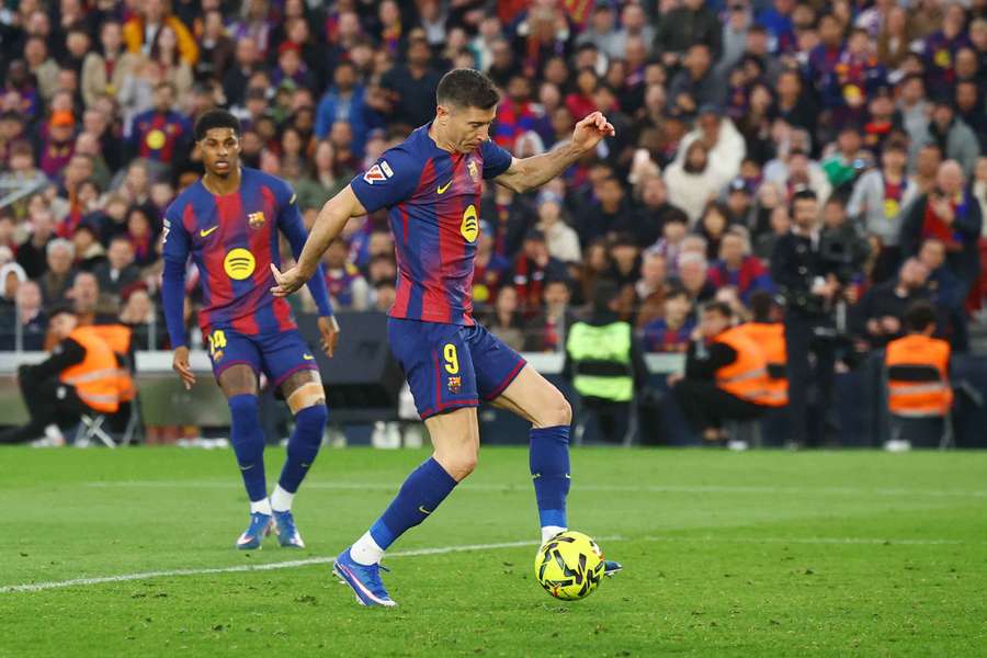 Lewandowski controla el balón