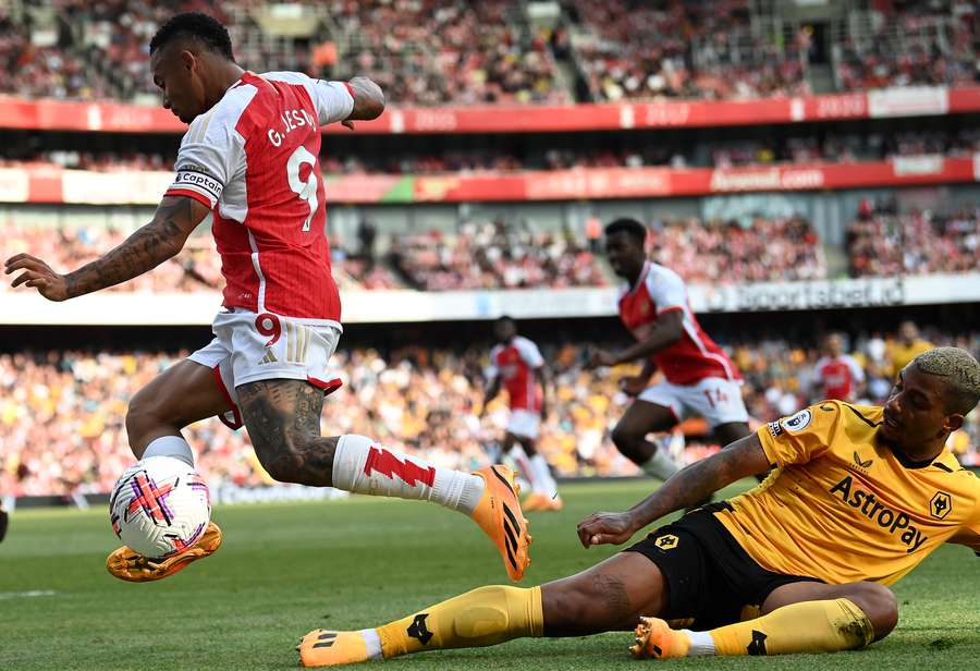 Arsenal's Brazilian striker Gabriel Jesus (L) challenges Wolverhampton Wanderers' Gabonese midfielder Mario Lemina