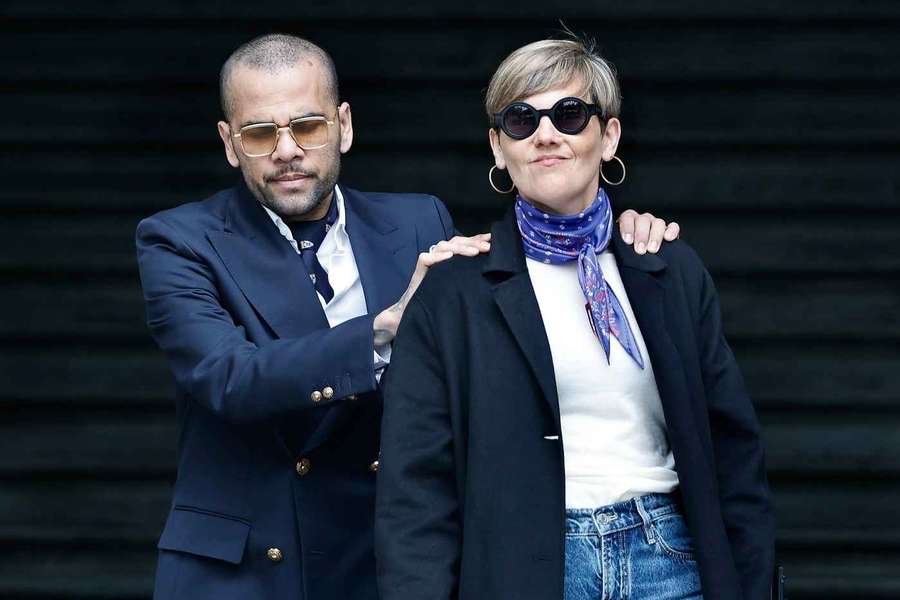 Dani Alves (po lewej) i jego adwokatka Ines Guardiola (po prawej) opuszczają sąd po tym, jak piłkarz został uniewinniony.