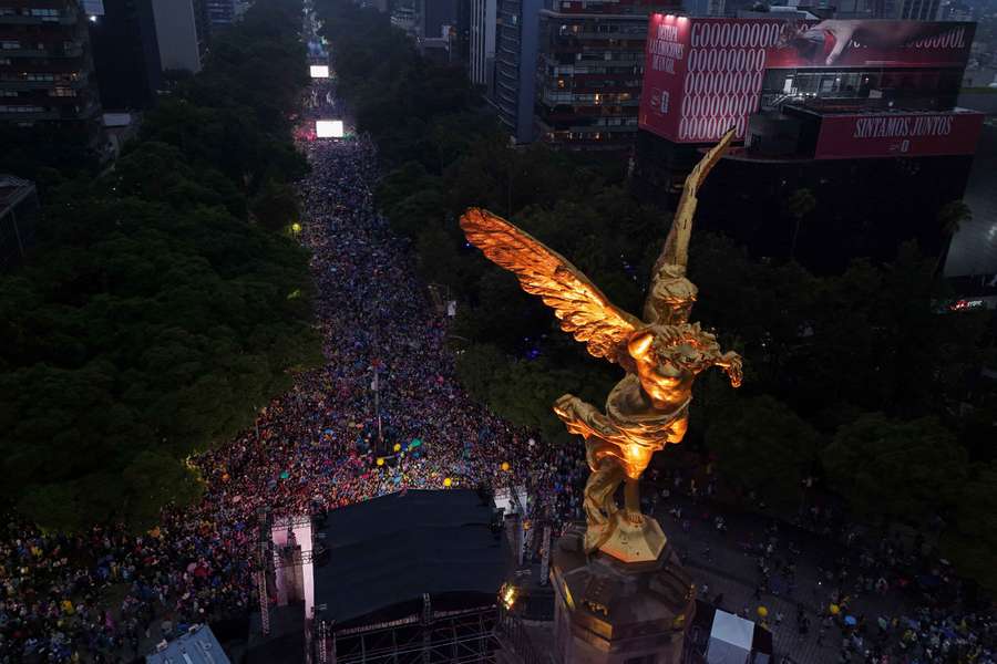 Die Menschenmassen am Angel de la Independencia in Mexiko-Stadt