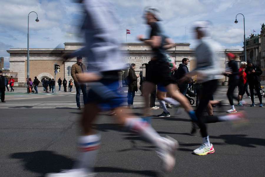 Atletas correm em maratona