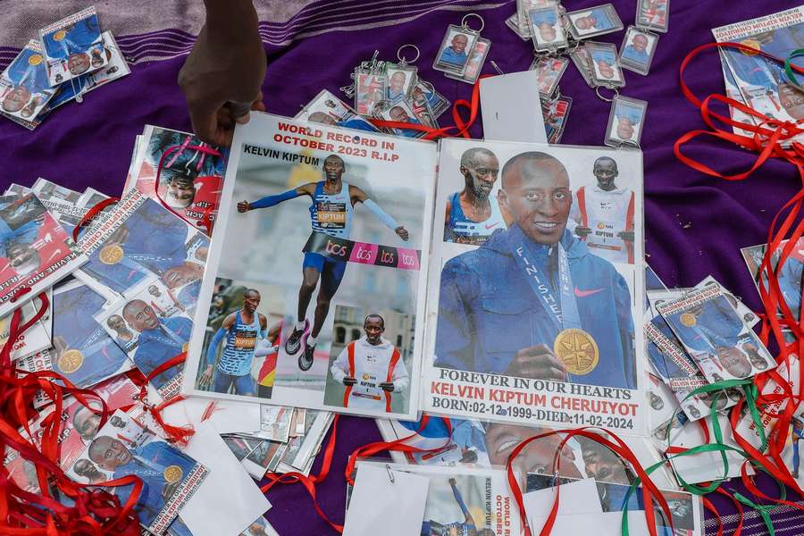 O recordista mundial da maratona, Kiptum, morreu num acidente rodoviário.