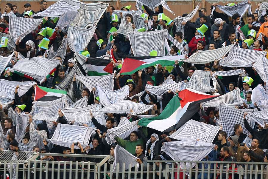 A torcida palestina em jogo das eliminatórias da Copa da Ásia