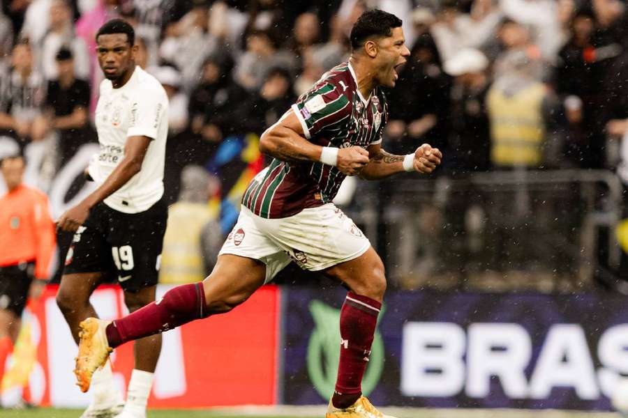 Hulk fez um gol em cada tempo Hulk fez um gol em cada tempo