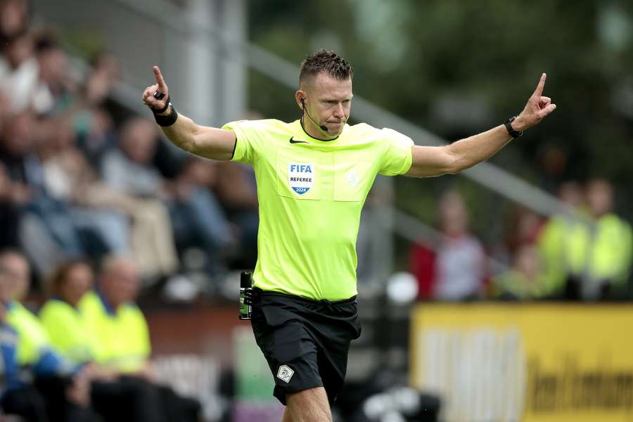 Allard Lindhout in actie tijdens de Eredivisiewedstrijd tussen Heracles Almelo en Almere City