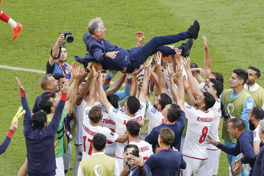 Carlos Queiroz op de schouders bij de spelers van Iran