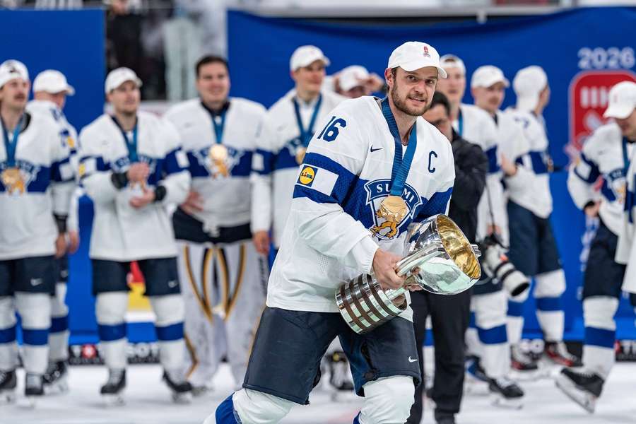 Barkov s pohárem pro mistry světa. Barkov s pohárem pro mistry světa.