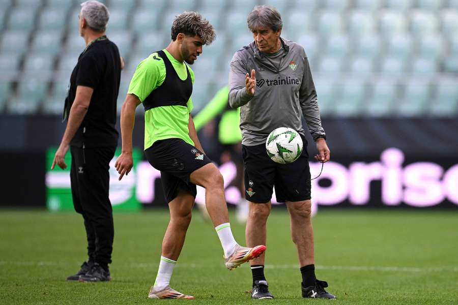 Ez Abde y Manuel Pellegrini, en un entrenamiento