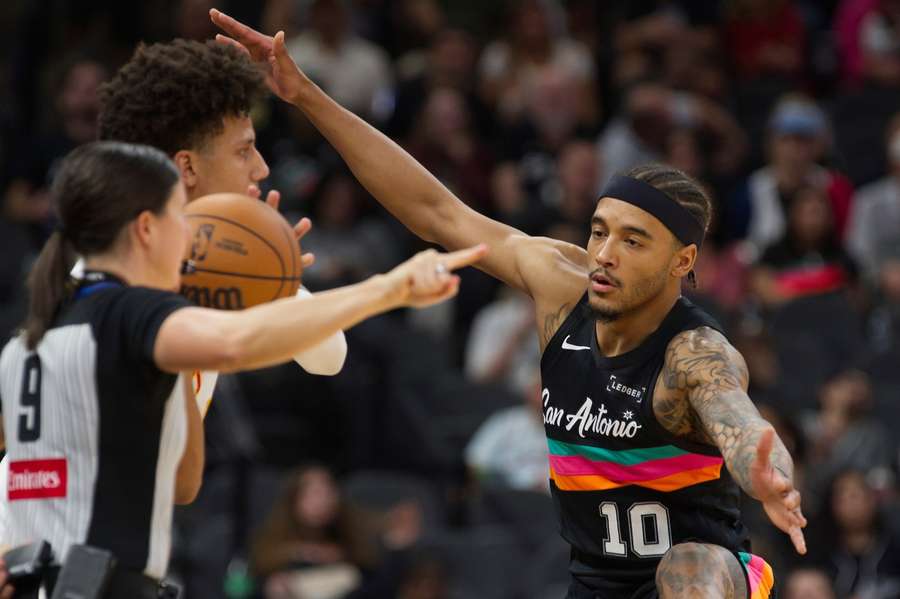 Sochan rzucił osiem punktów, a Spurs pokonali u siebie Hawks Sochan rzucił osiem punktów, a Spurs pokonali u siebie Hawks