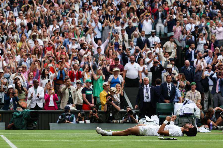 Spaniolul Carlos Alcaraz sărbătorește victoria în fața sârbului Novak Djokovic