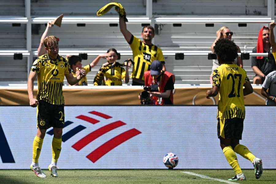 Borussia Dortmund's Swedish defender #24 Daniel Svensson celebrates scoring his team's first goal