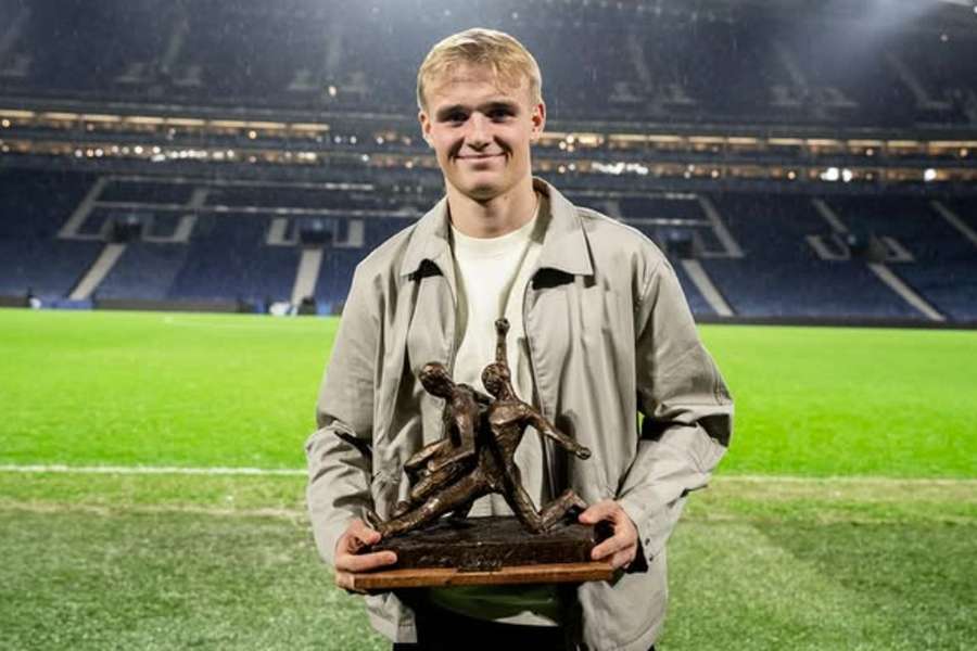 Victor Froholdt com o prémio de Futebolista do Ano da Dinamarca